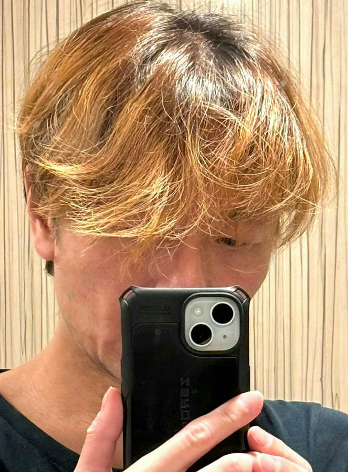 Healthy hair and confident look from regular supplement and self-care. Lalaki na may malusog na buhok dahil sa tamang supplement.
