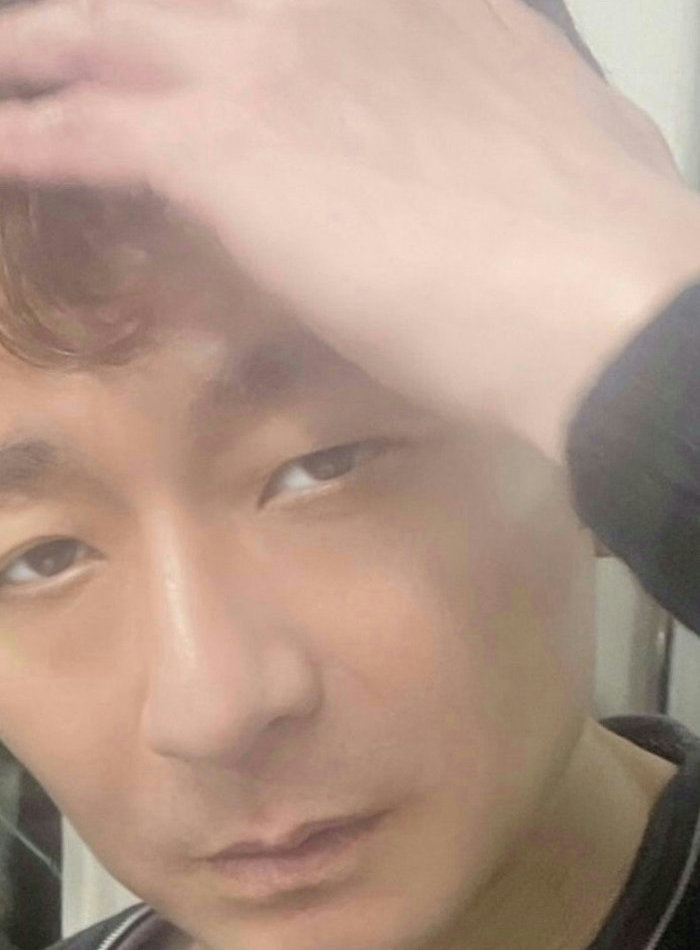 Japanese man maintaining youthful skin through daily supplements and beauty care. Halimbawa ng resulta ng pag-aalaga sa sarili.