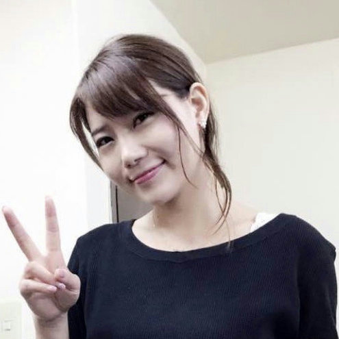 Ang nakangiting babaeng Japanese na gumagawa ng peace sign ay simbolo ng maliwanag, tiwala na kagandahan. Ang mga produktong pampaganda at suplemento ng Hapon ay kamangha-mangha!