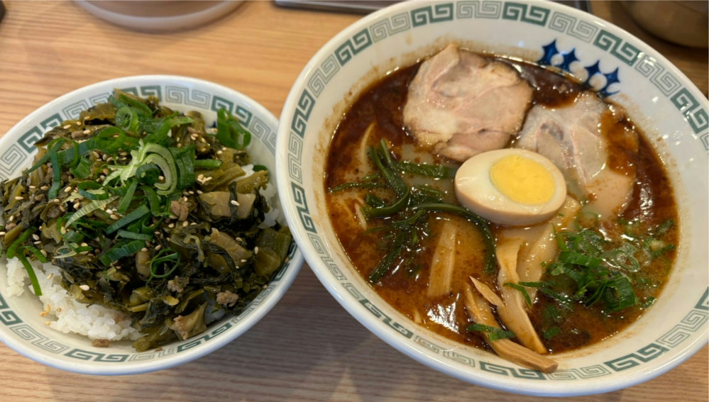 Keika Ramen has rice dishes as a side dish, but the combination of this takana rice bowl and ramen is particularly delicious.