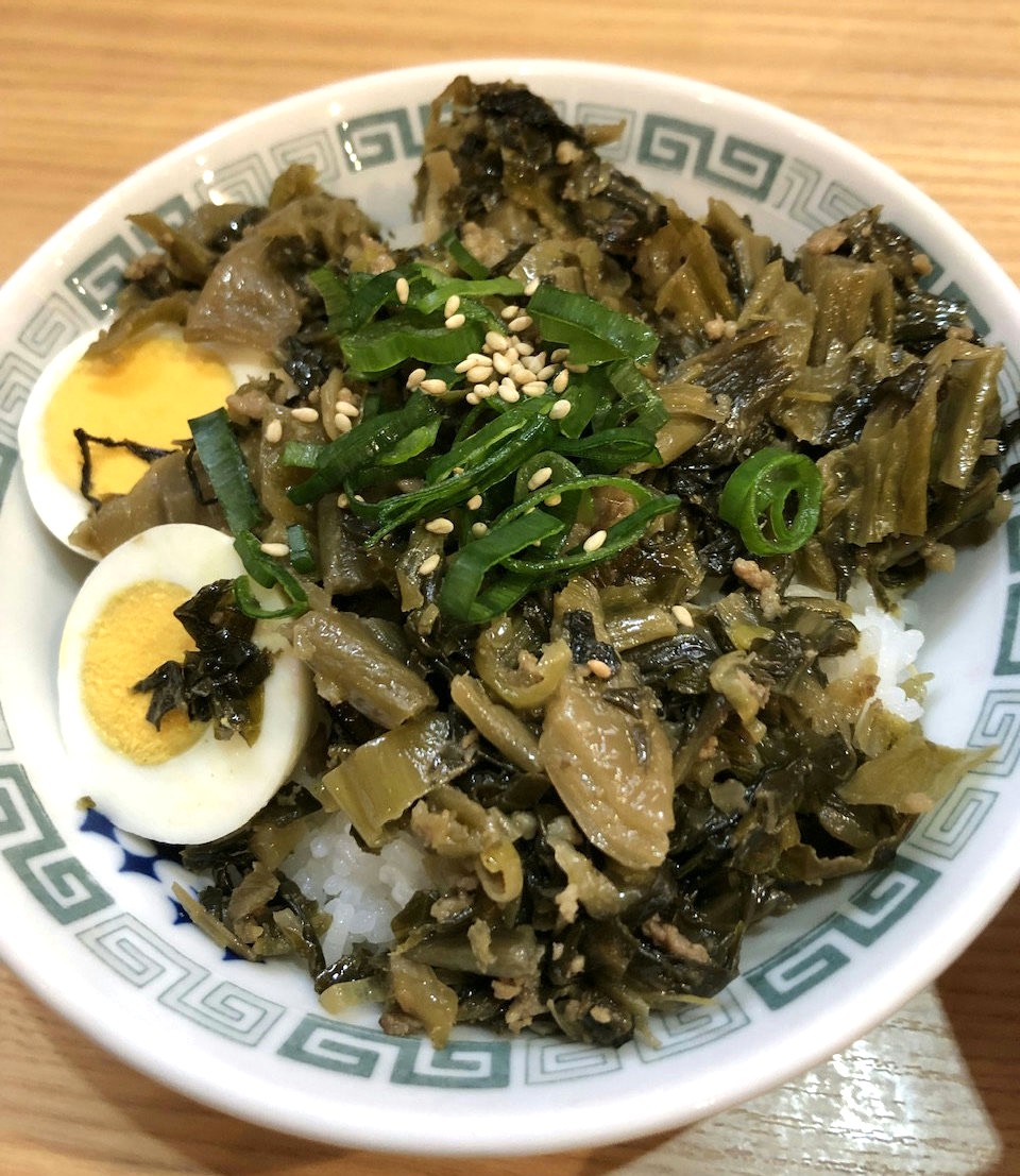 Kumamoto ramen side dish “Takanameshi” – spicy pickled mustard greens rice bowl with egg and sesame. 桂花ラーメンの定番ごはんメニュー。