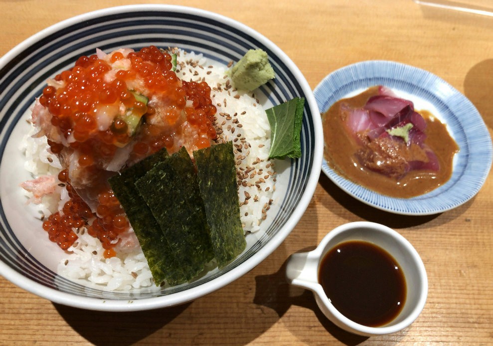Seafood bowl “Take” at Tsujihan Nihonbashi, served with salmon roe and crab over rice. （つじ半日本橋店の贅沢丼・竹）