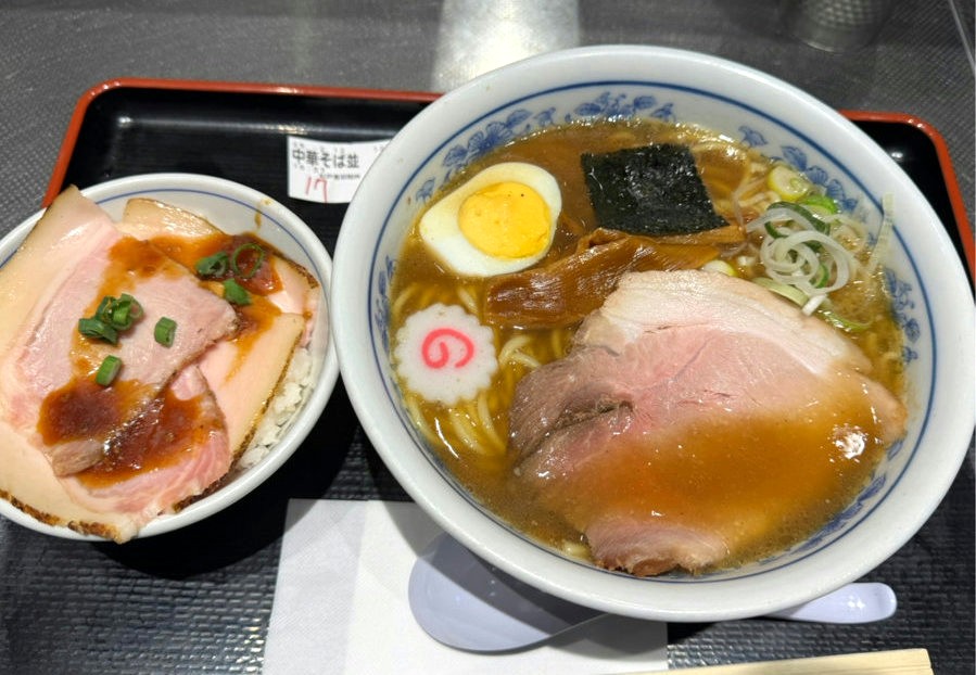 Tomita’s shoyu ramen and tender pork rice bowl set at KITTE Marunouchi. とみた 中華そばとしっとりチャーシューご飯セット。