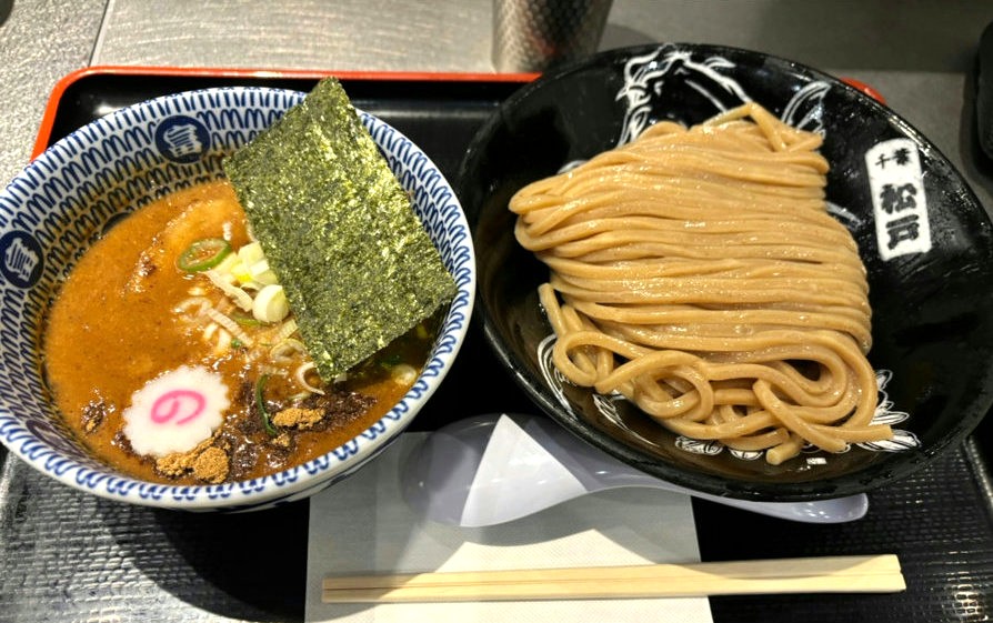 Rich dipping noodles (tsukemen) with thick pork and fish broth at Tomita ramen, KITTE Marunouchi. 丸の内KITTEのとみた 濃厚つけ麺。