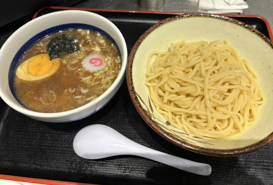 Standard tsukemen noodles with dipping soup from Tomita ramen at KITTE Marunouchi. 丸の内KITTEのとみた 通常のつけ麺