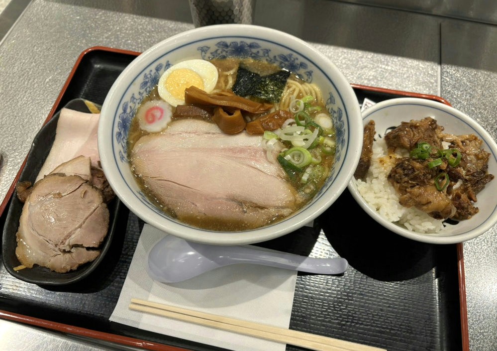 Tomita’s shoyu ramen and tender pork rice bowl set at KITTE Marunouchi. とみた 中華そばとしっとりチャーシューご飯セット。