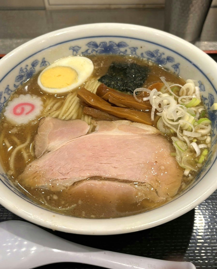Traditional chuka soba ramen with pork, egg, menma, and narutomaki（定番の中華そば）