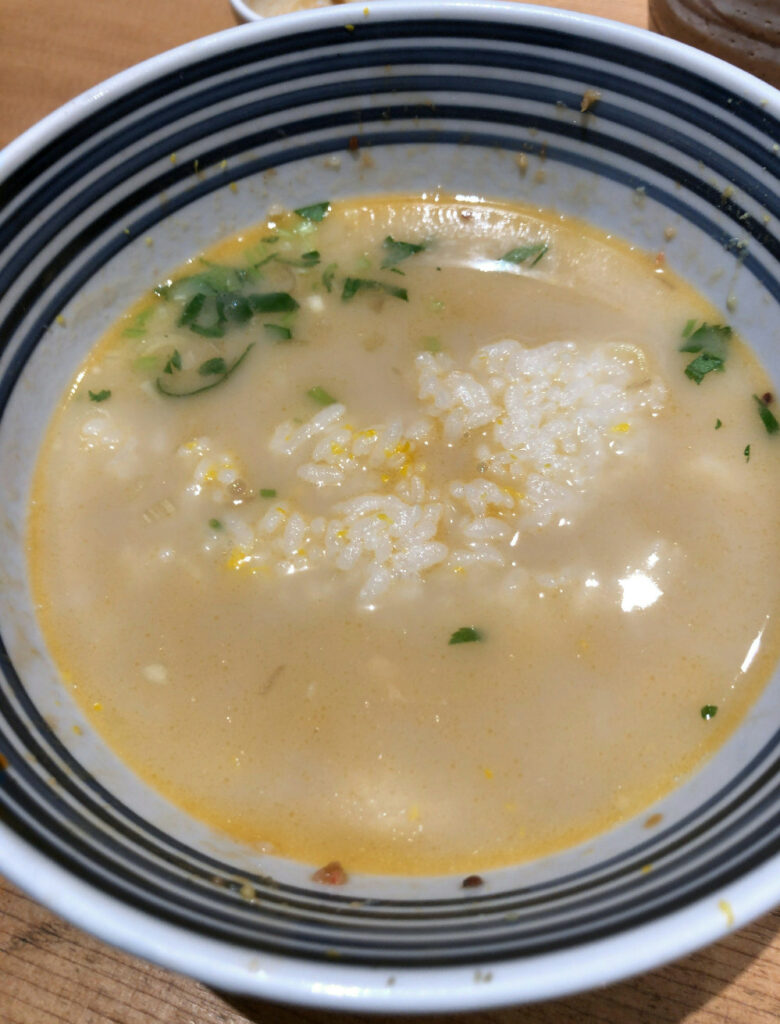 Sea bream broth chazuke served at Tsujihan Nihonbashi, a savory rice soup made from the remaining seafood bowl. （つじ半日本橋店の鯛だし茶漬け）