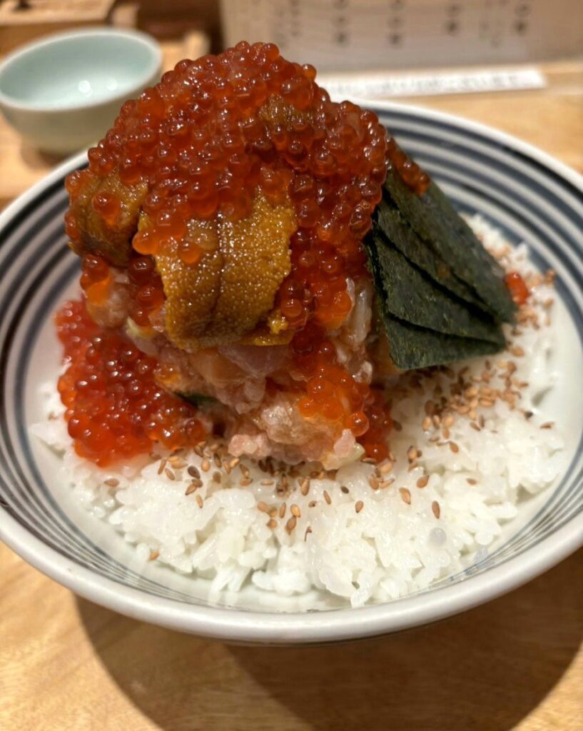 Premium kaisendon topped with uni, salmon roe, and negitoro at Tsujihan Roppongi. Napakasarap na premium kaisendon na may uni at ikura.（ウニとイクラの特上海鮮丼）
