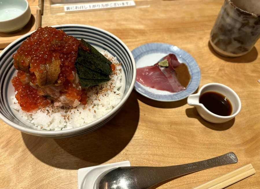 Full Tsujihan Roppongi set with sashimi, soup, and premium kaisendon. Buong set ng Tsujihan na may sashimi at sopas.（つじ半六本木店の特上セット）