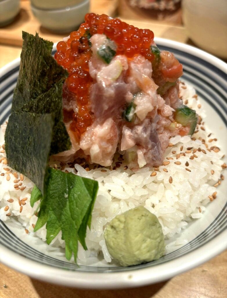 Standard kaisendon “Ume” with fresh fish and ikura. Simpleng kaisendon na may sariwang isda at ikura.（定番の梅 海鮮丼）