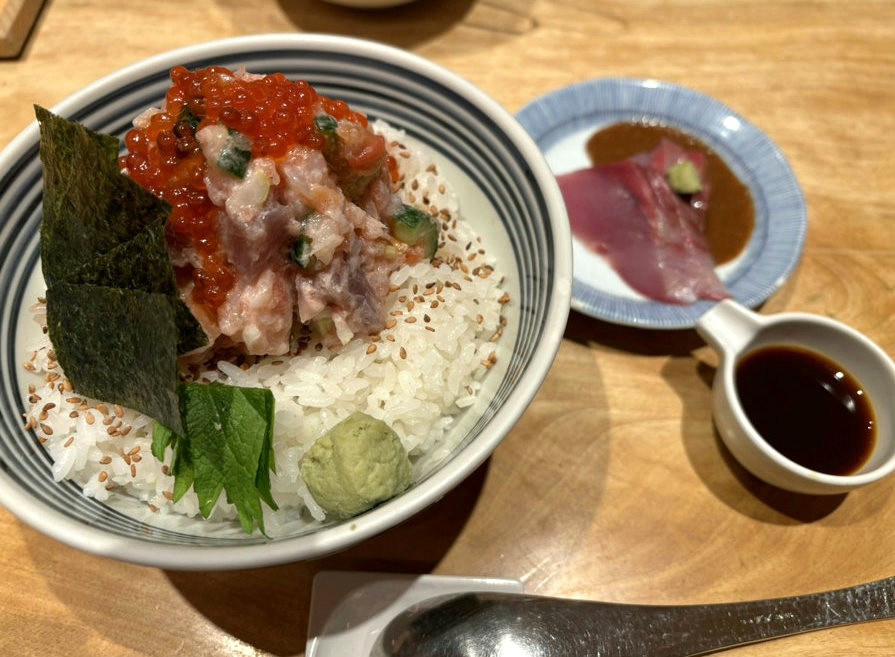 Tsujihan Roppongi “Ume” set meal with sashimi and miso soup. Kumpletong Ume set meal ng Tsujihan Roppongi.（つじ半の梅セット）