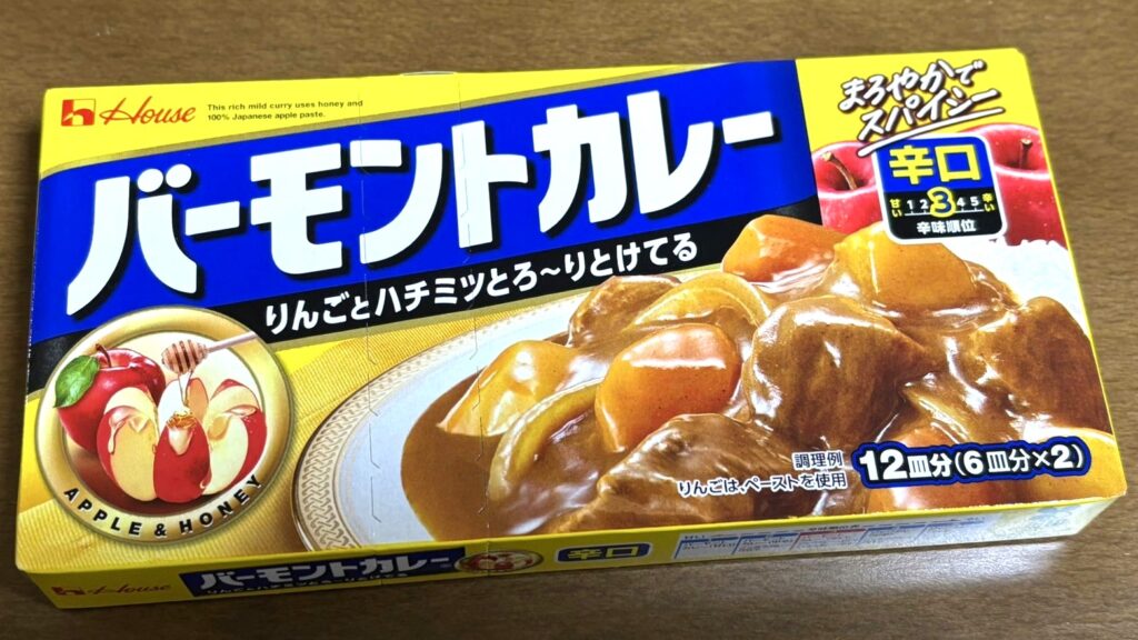 House Vermont Curry Hot flavor with apple and honey — spicy yet smooth curry roux, classic Japanese home taste. Maanghang na may tamis ng mansanas at pulot.