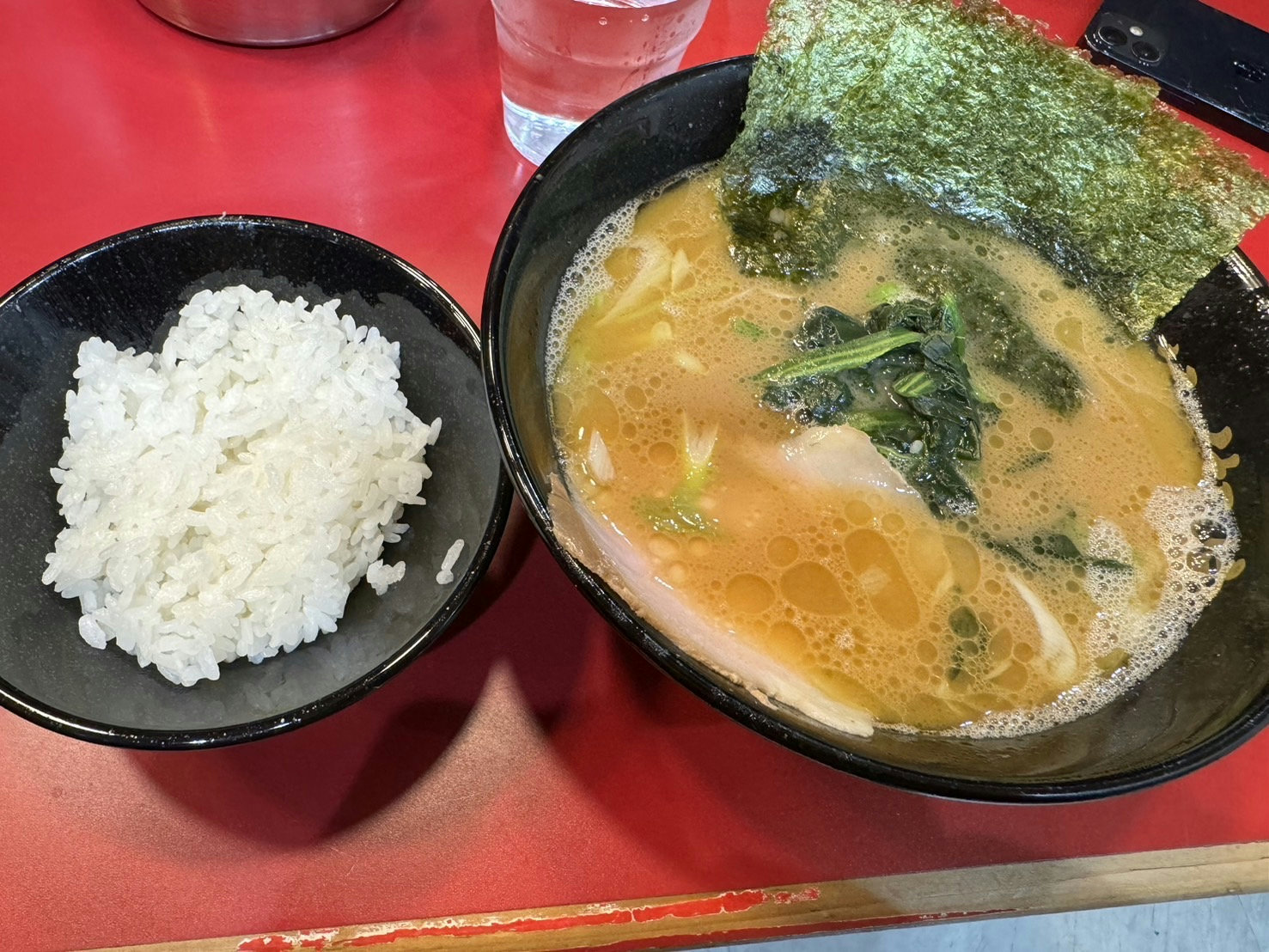 Classic Ie-Kei ramen and rice set at Taniseya (谷瀬家) in Shinbashi — the rich pork broth pairs perfectly with 白ごはん.