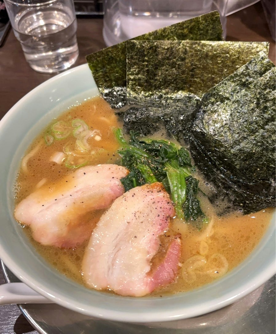 House-style Iekei ramen at Kagetsu Arashi in Kanda — creamy pork broth with smoky flavor, roasted seaweed, and tender chashu. 家系らーめん風の香ばしいスープとチャーシューが特徴。
