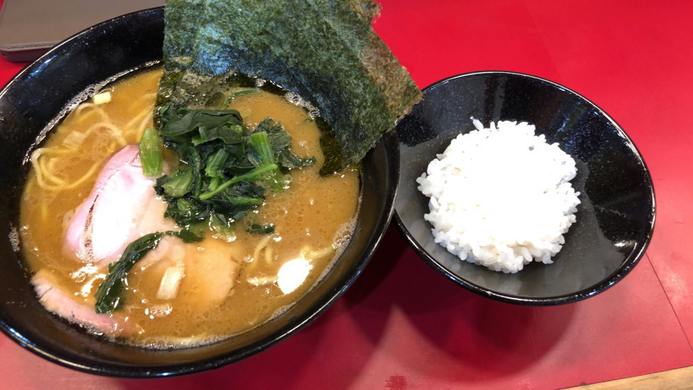 Pork-bone Ie-Kei ramen topped with seaweed and spinach at Taniseya, Shinbashi — ideal to enjoy with rice.
