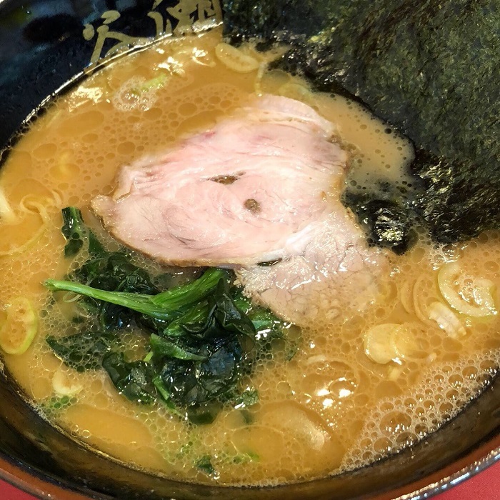 Rich “Ie-Kei” style pork-bone ramen at Taniseya (谷瀬家) in Shinbashi, topped with smoky broth, spinach, and seaweed.