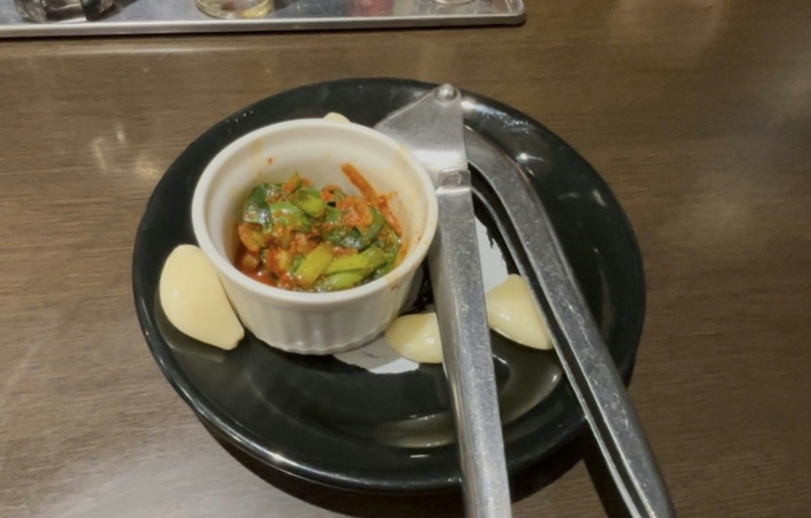 Garlic cloves and spicy garlic chive topping at Kagetsu Arashi in Kanda, Tokyo