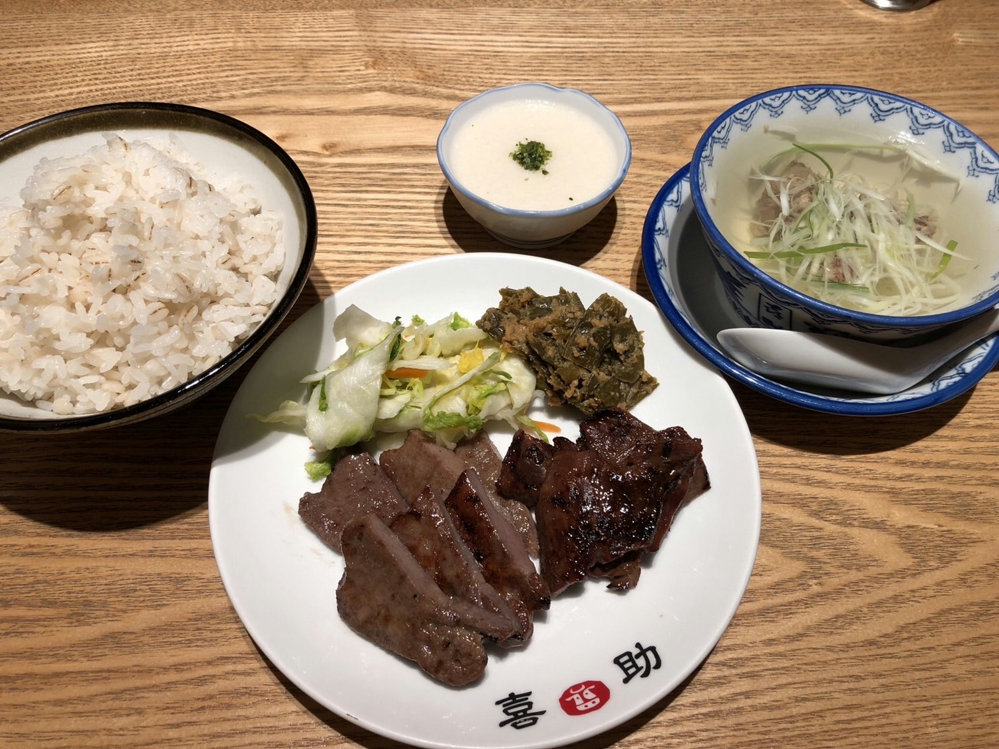 Beef Tongue and Harami Set Meal at Kisuke Yaesu North Exit, Tokyo Station. A popular Sendai specialty restaurant serving tender charcoal-grilled beef tongue, juicy harami, barley rice, oxtail soup, and traditional side dishes in Tokyo.