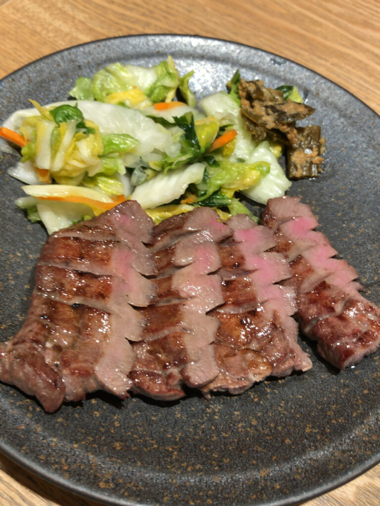 Close-up of Thick-Cut Charcoal-Grilled Beef Tongue at Kisuke Yaesu North Exit, Tokyo Station. A famous Sendai specialty featuring thick, tender, juicy beef tongue with a rich smoky flavor, served in Tokyo without traveling to Sendai.