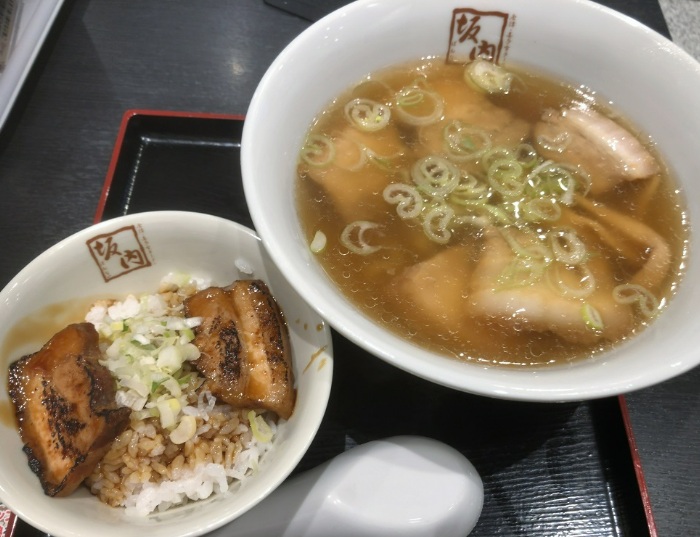 A seared chashu rice set served at Kitakata Ramen Bannai Uchisaiwaicho in Tokyo.