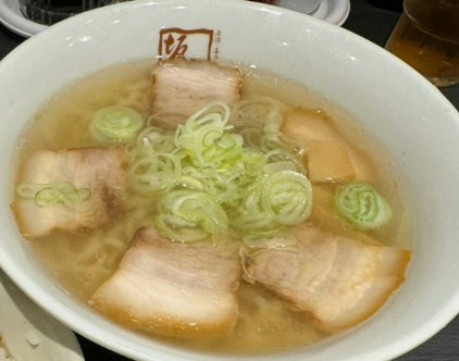 A bowl of shio ramen with curly Kitakata-style noodles served at Kitakata Ramen Bannai Uchisaiwaicho in Tokyo.