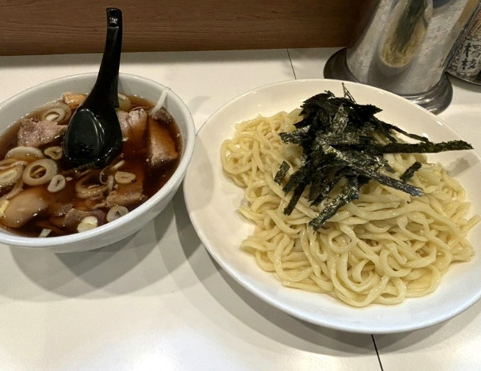 A serving of half chashu tsukemen with dipping soup served at Ramen Horiuchi Shimbashi in Tokyo.
